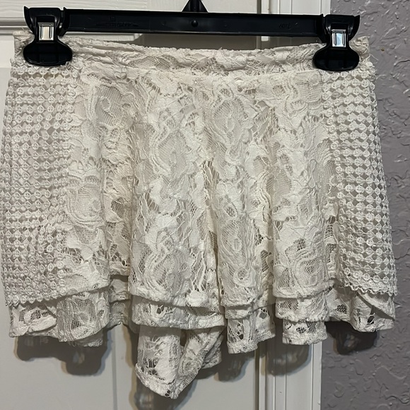 LF White Lace Shorts Size XS - Picture 2 of 8